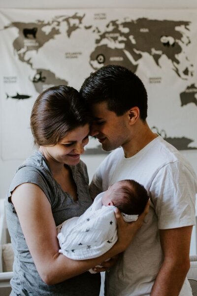 couple avec jeune bébé postpartum