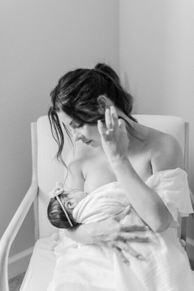 mother nursing newborn baby with Orlando newborn photographers