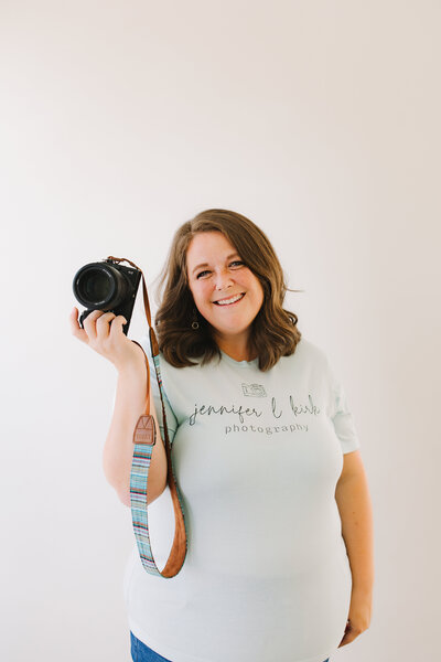 Allen Family photographer posing and holding her camera.