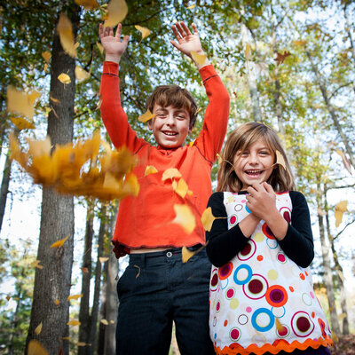 Kids-playing-in-leaves-Bang-Images