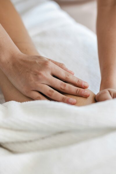 Massage auf Rücken in weissen Handtüchern