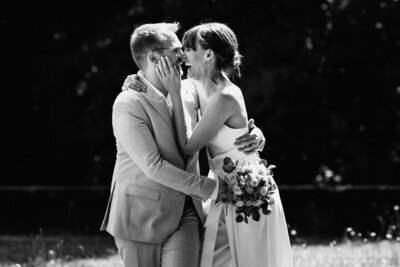 Ein Brautpaar beim Foto-Shooting mit ihrer Hochzeitsfotografin Sarah Thelen Lichtsammlerin