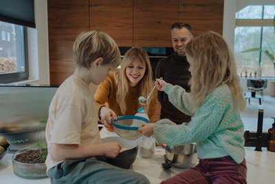 Als gezin thuis pannenkoeken bakken in Middelburg