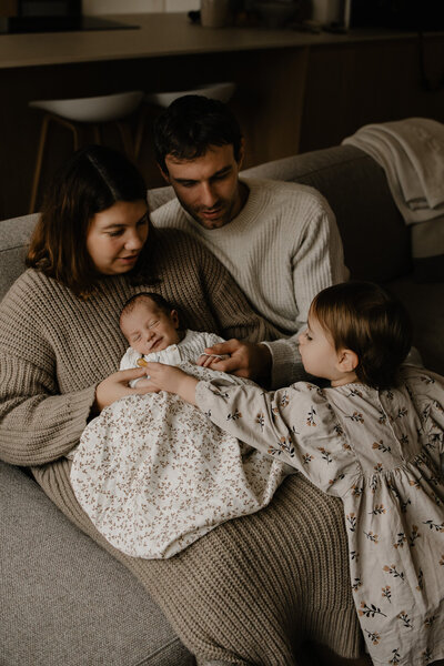 pasgeboren baby in handen van mama