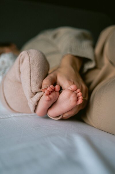 Baby voetjes in de handen de handen van mama