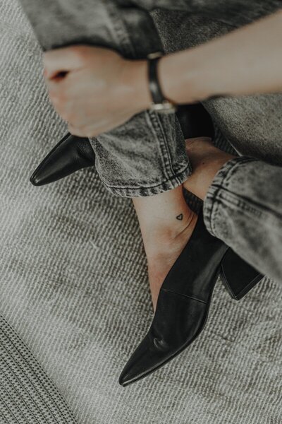 kaboompics_woman-wearing-grey-jeans-black-leather-high-heels-17946resize