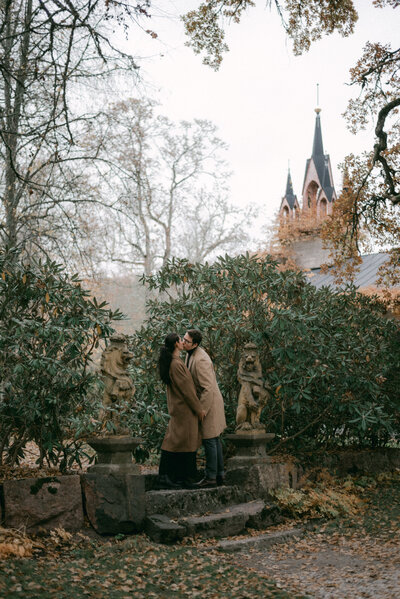 Couple photography in atmospheric and autumnal Mustion Linna by wedding photographer Hannika Gabrielsson