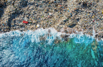 plage pollué par des déchets plastique