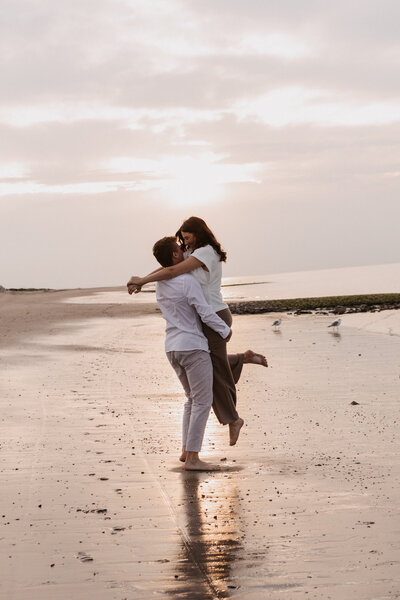 Prachtige koppelshoot tijdens golden hour in Renesse 