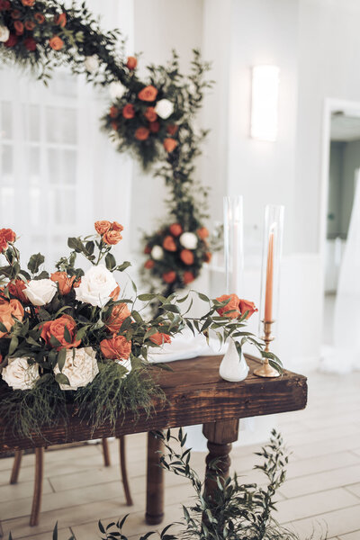 table with white and orange roses