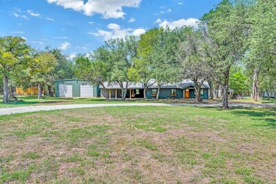 3-bedroom, 2-bathroom vacation rental farmhouse on the outskirts of Waco, TX