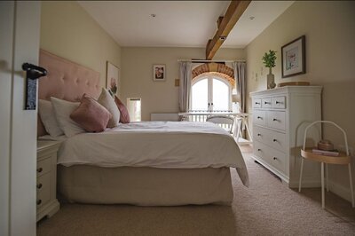Cotswolds Yoga Retreat_Luxury Bedrooms_Solo Traveller