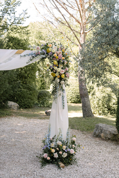 floral-arrangement-for-outdoor-ceremony4