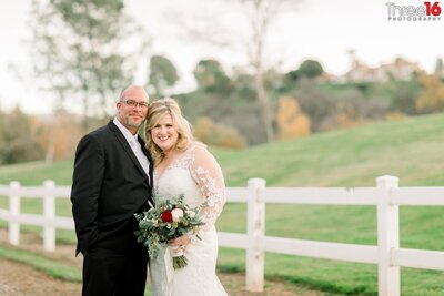 Newly married couple cozy up for a photo at the Strawberry Farms Golf Course