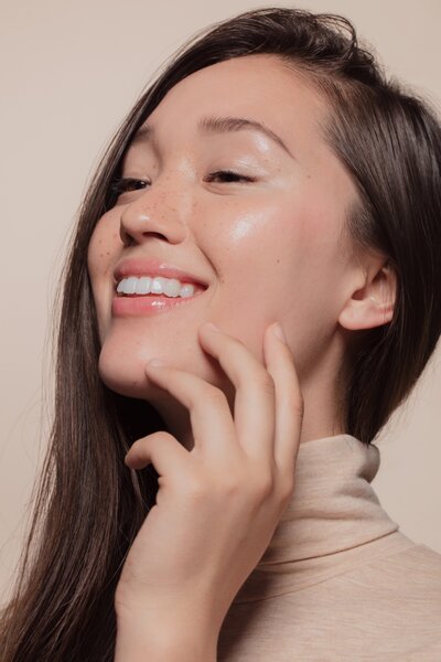 Sofwave treatment model shows off her smooth neck after the treatment.