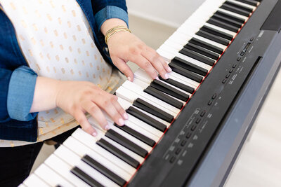 amanda macdowell playing piano during drop-in singing lessons