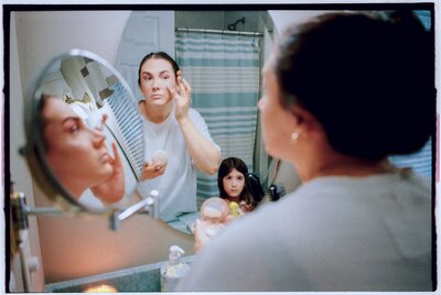 bride-getting-ready-with-niece-backyard-wedding