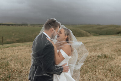 taranaki wedding couple in field