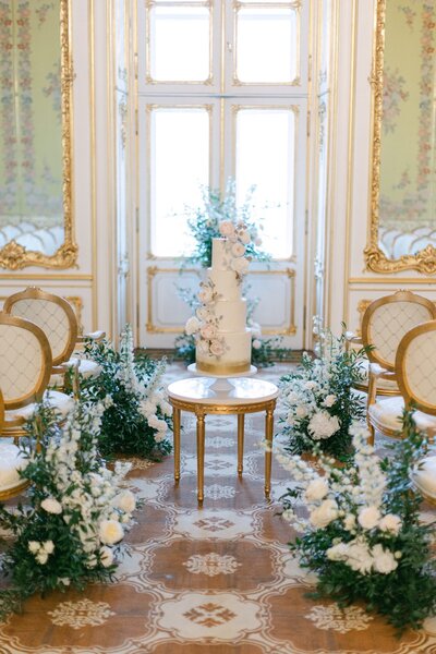 Luxury wedding cake at the Marie Antoinette heritage room at palace Coburg