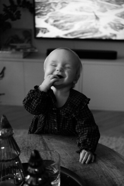 Lifestyle shoot thuis - kindje speelt met een glas water. 