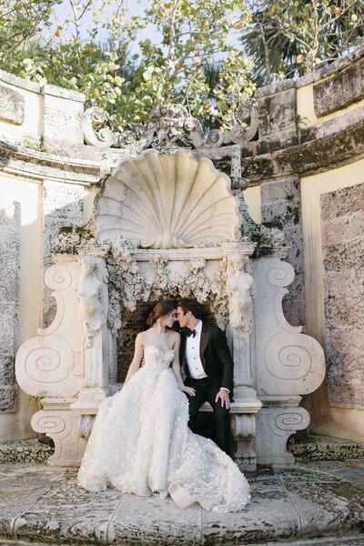 wedding-couple-at-vizcaya-museum-and-gardens