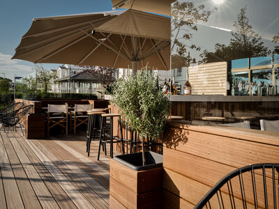 Sonnige Außenterrasse des Restaurant BRACA im Hotel the breeze.