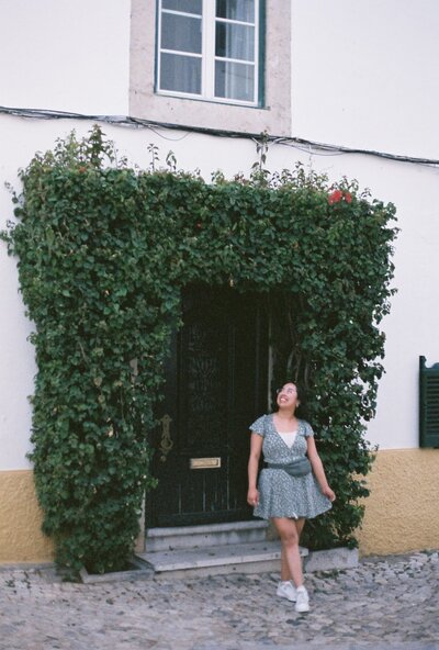 Virtual Assistant Vanessa is standing in the middle of a archway filled with veins.