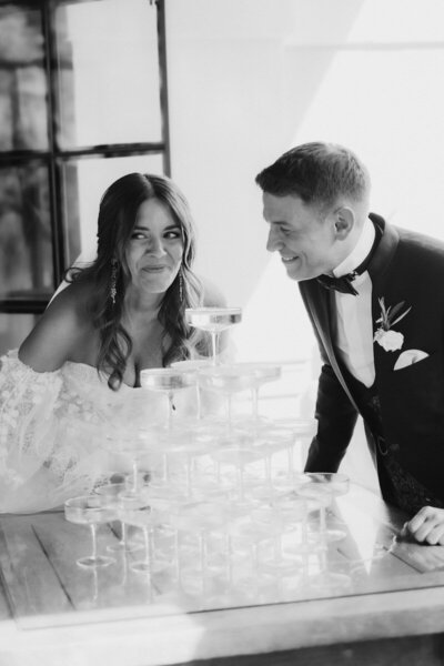 Brautpaar hat Spaß or der Hochzeit in Stuttgart