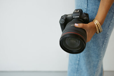 South Carolina wedding photographer Madison Paige captures the pure, intertwined connection between couples through timeless, storytelling imagery.