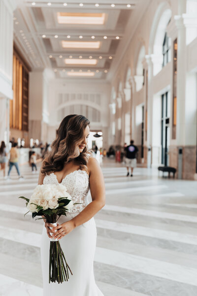 bride holding bouquet