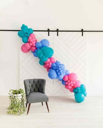 The perfect size for your event with air with flair decor balloon garland sizing guide for 10 ft installations. The guide ensures that your blue,pink,and green balloon garland will fit seamlessly into your space.