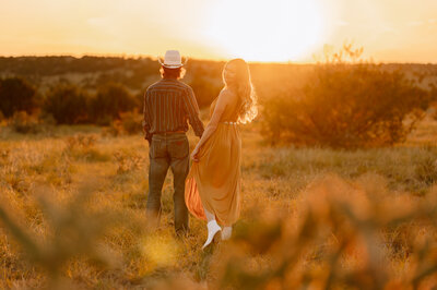 Couple walking towards the susnet