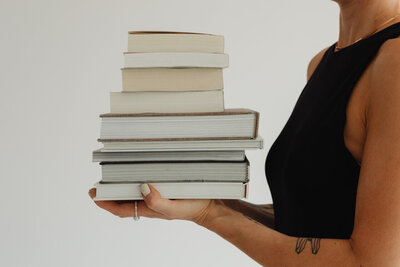 kaboompics_Woman in light-colored jeans with books 6