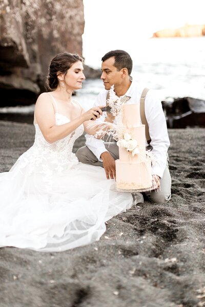 black-sand-beach-hawaii-alexandra-robyn-destination-elegant-elopement-photo-inspiration_0032