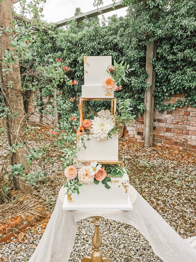 Luxury wedding cake with gold separators, Nottinghamshire