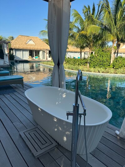 caribbean-resort-bathtub-outside