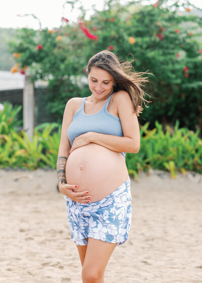 Maman avec son bébé dans les bras au studio