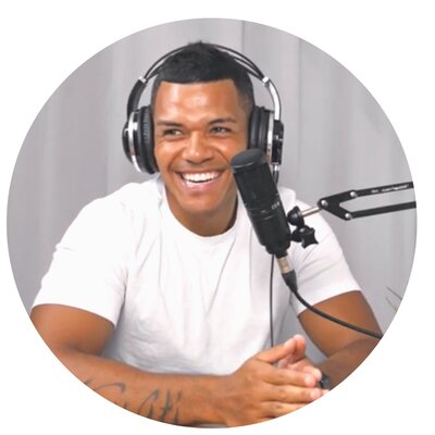 photo ofMatt Cama, an online business expert and relationship coach, and a previous client of Lois