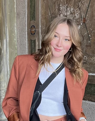 Sydney wearing a fashionable outfit