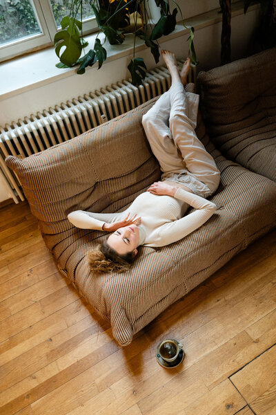 portrait von frau auf couch
