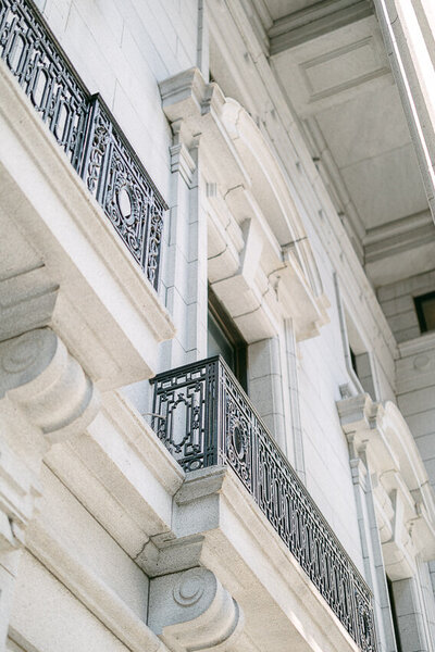 Un couple de mariés coupe leur gâteau de mariage qui se trouve à être un shortcake aux fraises de 8 étages.