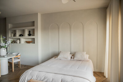 Slaapkamer met veel lichtinval en schaduwspel