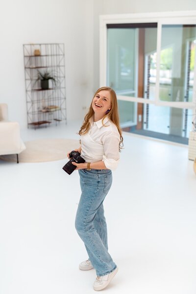 Joy van der Valk business fotograaf voor ondernemers die hun branding sterk willen laten zien in een goede fotoshoot en hun evenement of livedag in geuren en kleuren in beeld willen hebben.