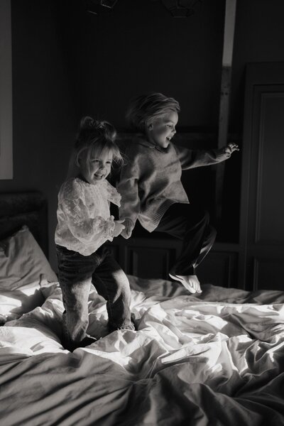 Intiem moment tussen bruid en bruidegom binnenshuis op hun trouwdag, spontaan vastgelegd door Beau à Bo - trouwfotografie vol emoties en echtheid