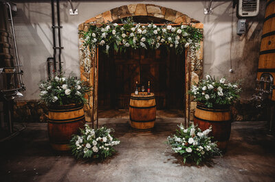 StoneTowerWinery-MDweddingflorist-SweetBlossoms-winter-ceremony-installation-400