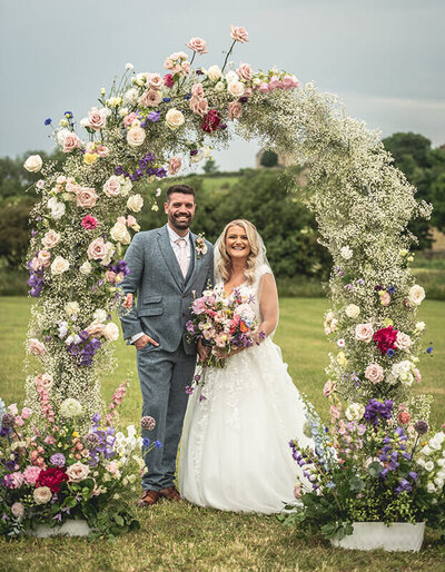Stunning peach and white brides bouStunning flower arch at The 3 Acres created by The Little Flower Hut florist, West Yorkshire