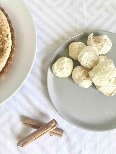 Beige meringues with cinnamon and milktart