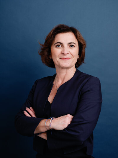 Femme Corporate Portrait Professionnel fond bleu studio trombinoscope