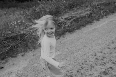 4-vuotias lapsi juoksee ja hymyilee