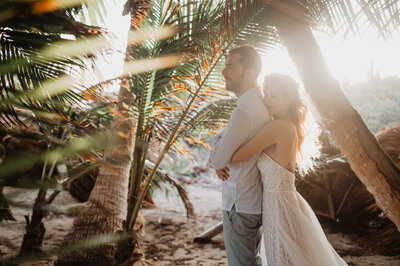 Vivez la romance sous les palmiers du Mexique avec notre service de mariage sur mesure.